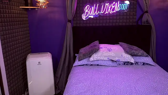 Snapshot of bull_vixen2001 chatting on June 18, 2026, 12:09 am bull vixen2001 online show from June 18, 2026, 12:09 am