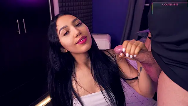 Snapshot of bull_vixen2001 chatting on December 1, 2025, 10:43 pm bull vixen2001 online show from December 1, 2025, 10:43 pm