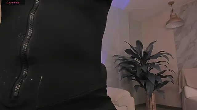 Snapshot of ErikaBenz_ chatting on September 28, 2025, 12:12 pm ErikaBenz  online show from September 28, 2025, 12:12 pm