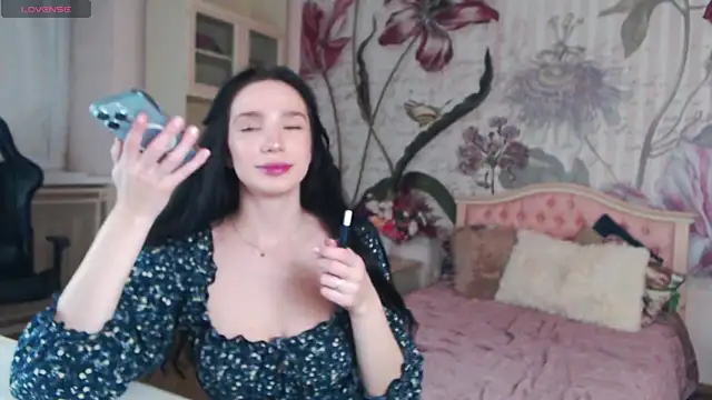 AliciaBow online show from November 5, 2025, 1:36 pm