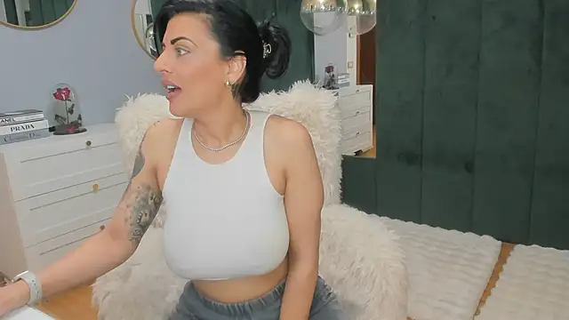 ElisaBaxter online show from January 14, 2026, 5:11 am