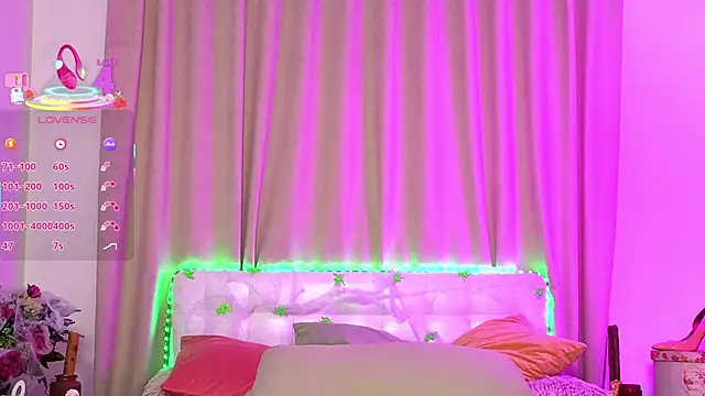 Snapshot of WildRedBerry chatting on October 10, 2025, 9:43 am WildRedBerry online show from October 10, 2025, 9:43 am