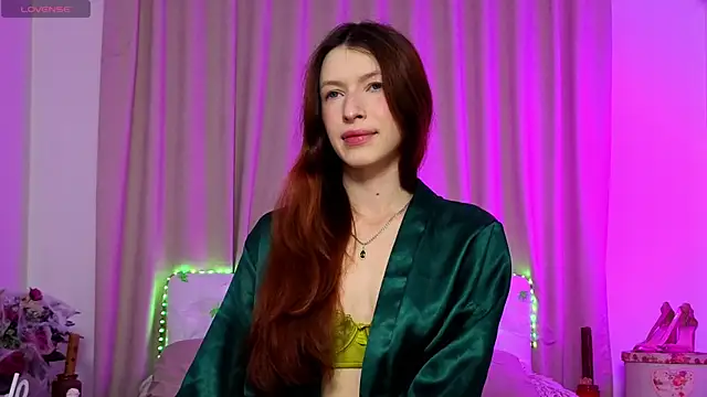 Snapshot of WildRedBerry chatting on October 3, 2025, 7:21 am WildRedBerry online show from October 3, 2025, 7:21 am