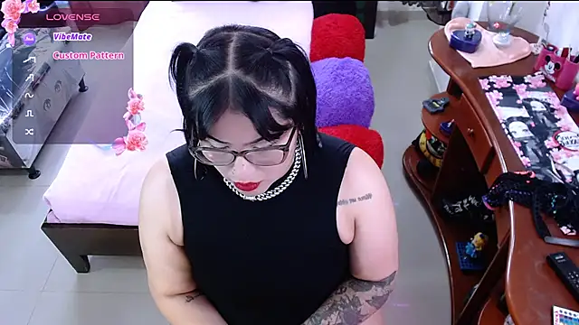 lufek23 online show from February 28, 2025, 5:26 pm