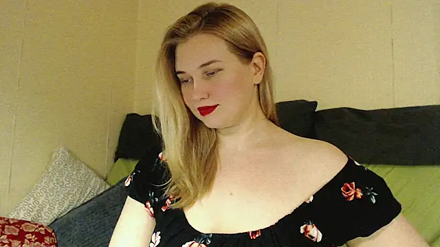 Snapshot of mmmPinUpGirl chatting on October 12, 2025, 6:42 pm mmmPinUpGirl online show from October 12, 2025, 6:42 pm