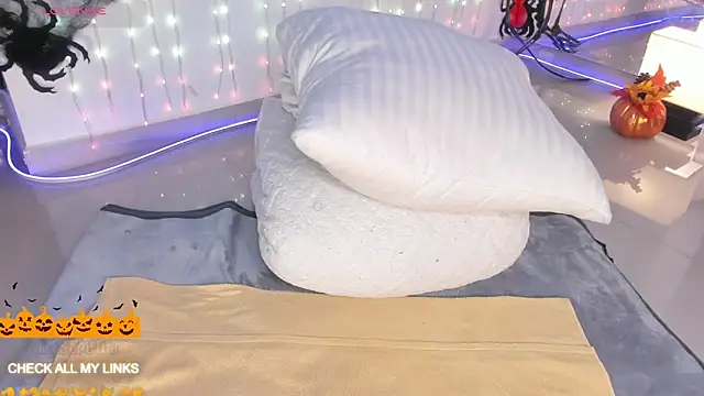 Snapshot of ohyesly_ chatting on October 7, 2025, 11:06 pm ohyesly  online show from October 7, 2025, 11:06 pm