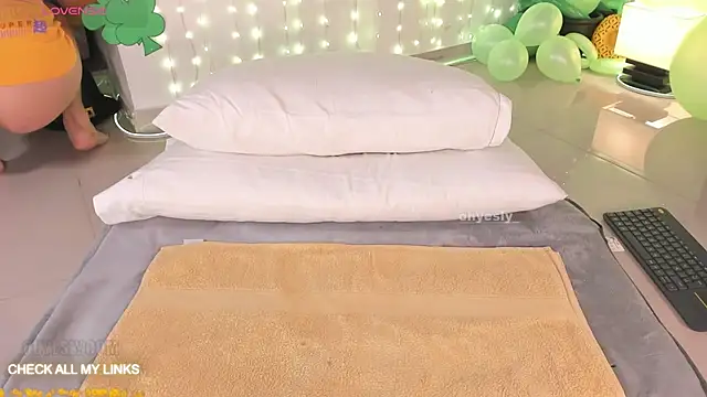 ohyesly  online show from March 7, 2026, 10:21 am