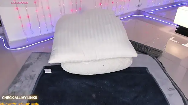 Snapshot of ohyesly_ chatting on September 25, 2025, 11:11 pm ohyesly  online show from September 25, 2025, 11:11 pm