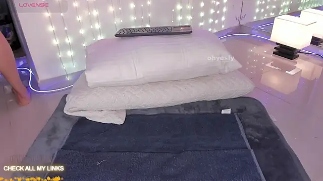 ohyesly  online show from November 20, 2025, 10:05 am