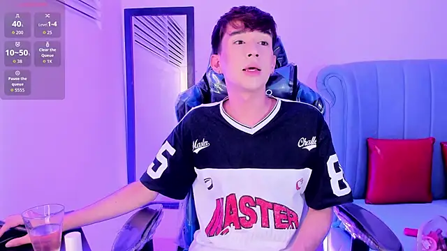 Chris boy  online show from April 15, 2026, 7:36 am