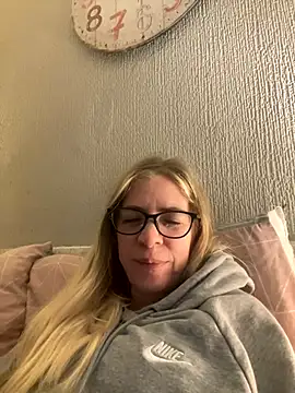 jayjencam online show from October 6, 2025, 9:04 pm