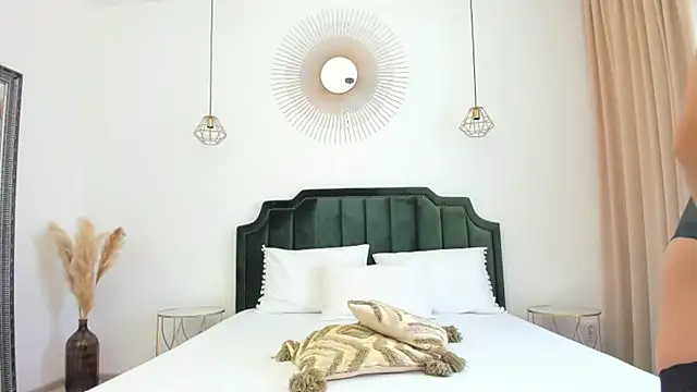 Snapshot of xLorenna chatting on October 30, 2025, 8:34 am xLorenna online show from October 30, 2025, 8:34 am