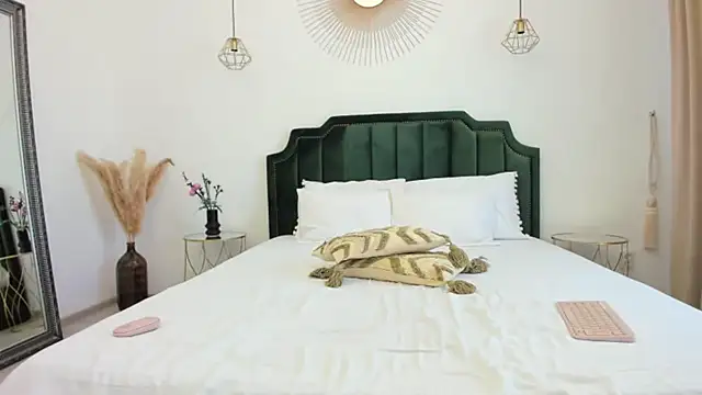 Snapshot of xLorenna chatting on October 17, 2025, 7:44 am xLorenna online show from October 17, 2025, 7:44 am