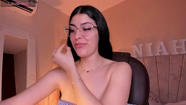  Niah  online show from March 11, 2025, 9:04 pm