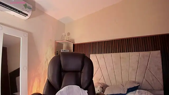  Niah  online show from September 15, 2025, 8:42 pm