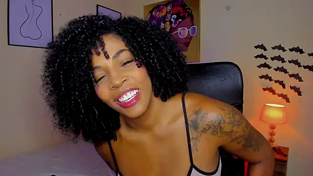 Snapshot of AitanaBrown_ chatting on October 30, 2025, 9:33 pm AitanaBrown  online show from October 30, 2025, 9:33 pm