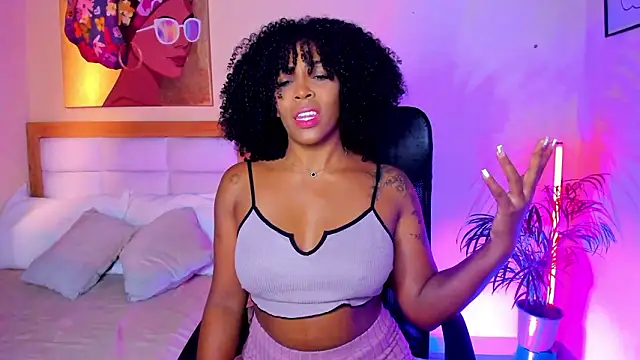 Snapshot of AitanaBrown_ chatting on February 6, 2026, 6:48 pm AitanaBrown online show from February 6, 2026, 6:48 pm