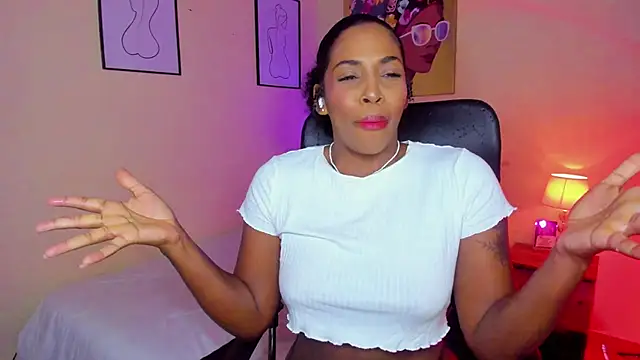 Snapshot of AitanaBrown_ chatting on September 19, 2025, 9:19 pm AitanaBrown  online show from September 19, 2025, 9:19 pm