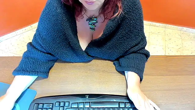 NikkiHolland online show from October 10, 2025, 9:21 am