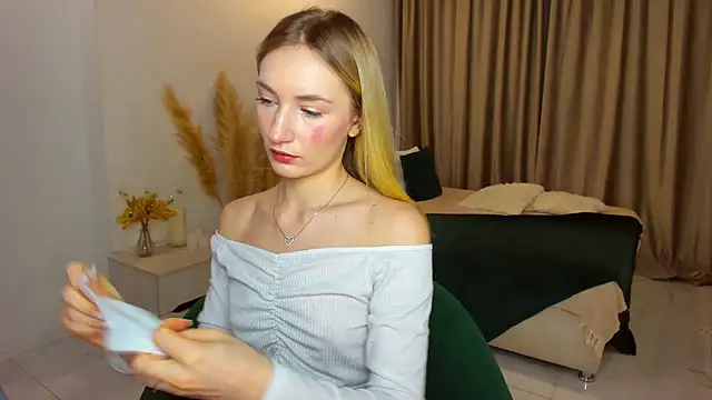 bella  rose online show from February 8, 2025, 5:51 am