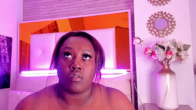 ShaniaBrownn online show from October 7, 2025, 7:59 pm