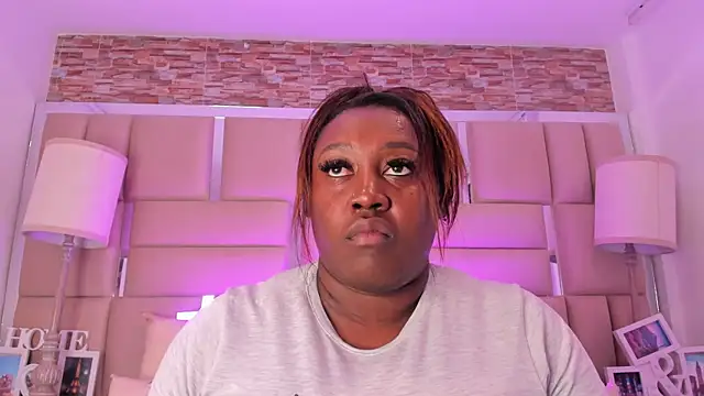 ShaniaBrownn online show from October 1, 2025, 7:51 pm