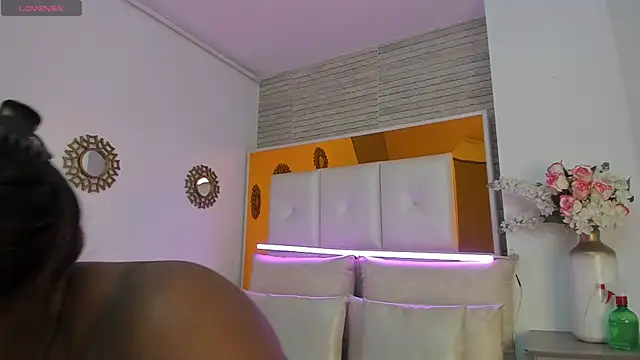ShaniaBrownn online show from March 6, 2025, 7:54 pm