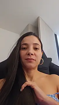 miaeyes online show from November 28, 2025, 1:22 pm