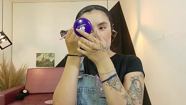 Perla Campbell online show from October 15, 2025, 7:11 pm