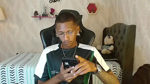 Snapshot of ManSant chatting on October 4, 2025, 3:57 pm ManSant online show from October 4, 2025, 3:57 pm