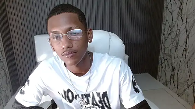 Snapshot of ManSant chatting on October 12, 2025, 3:24 pm ManSant online show from October 12, 2025, 3:24 pm