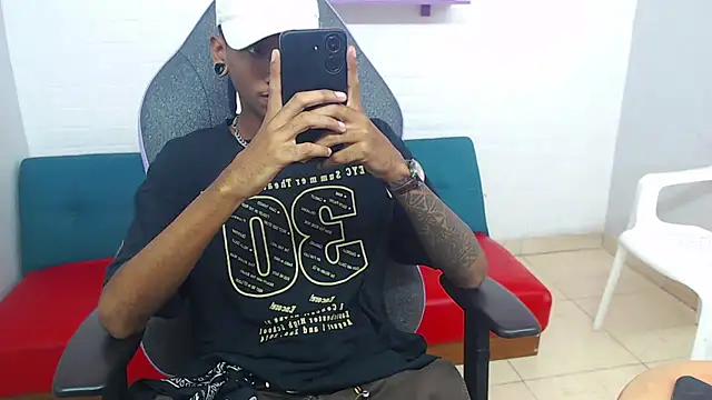 Snapshot of ManSant chatting on March 7, 2025, 2:56 pm ManSant online show from March 7, 2025, 2:56 pm