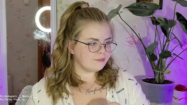 sinnamon  online show from September 19, 2025, 6:01 pm