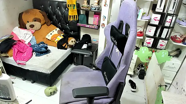 Snapshot of allsson_queen chatting on October 28, 2025, 8:19 pm allsson queen online show from October 28, 2025, 8:19 pm