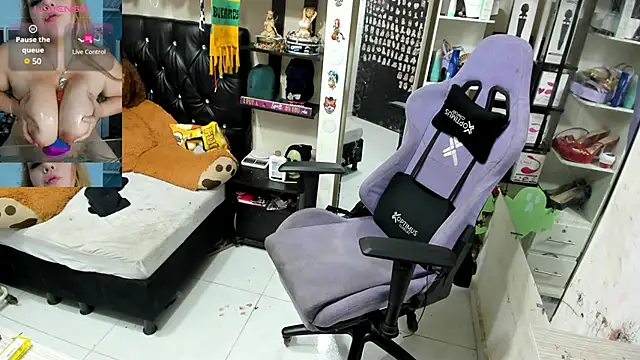 Snapshot of allsson_queen chatting on October 21, 2025, 8:19 pm allsson queen online show from October 21, 2025, 8:19 pm