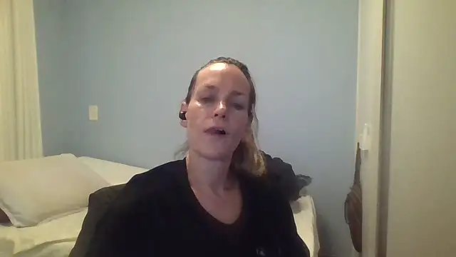 Snapshot of Annylove1 chatting on October 18, 2025, 12:12 am Annylove1 online show from October 18, 2025, 12:12 am