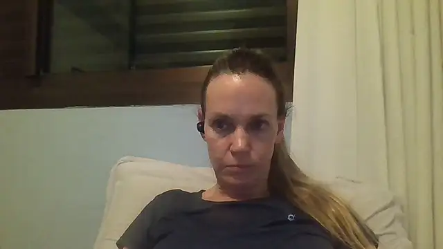 Snapshot of Annylove1 chatting on October 7, 2025, 12:11 am Annylove1 online show from October 7, 2025, 12:11 am