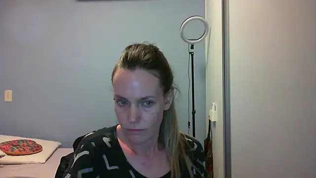 Snapshot of Annylove1 chatting on October 31, 2025, 12:18 am Annylove1 online show from October 31, 2025, 12:18 am