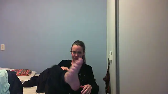 Snapshot of Annylove1 chatting on October 14, 2025, 12:22 am Annylove1 online show from October 14, 2025, 12:22 am