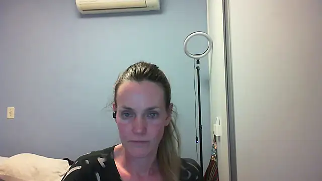 Snapshot of Annylove1 chatting on October 27, 2025, 12:11 am Annylove1 online show from October 27, 2025, 12:11 am