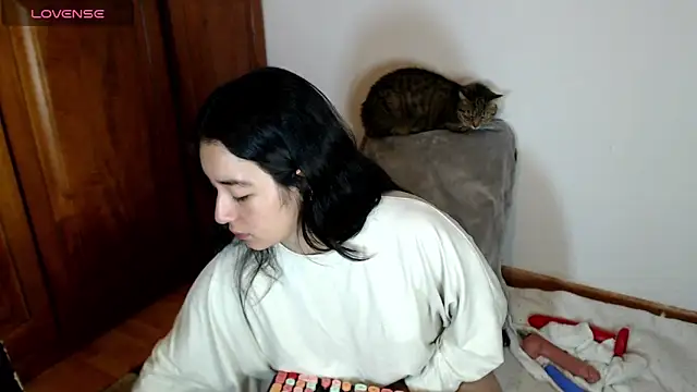 cat salo online show from October 5, 2025, 2:46 am