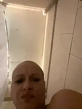 Snapshot of Jessiejames32 chatting on November 2, 2025, 6:40 am Jessiejames32 online show from November 2, 2025, 6:40 am