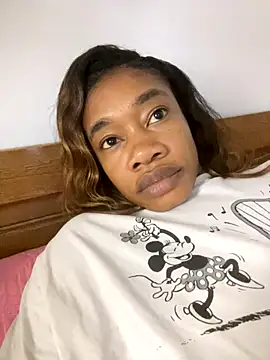 Snapshot of _yisela_ chatting on October 19, 2025, 3:31 am  yisela  online show from October 19, 2025, 3:31 am