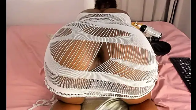 Snapshot of _yisela_ chatting on March 7, 2025, 1:53 am  yisela  online show from March 7, 2025, 1:53 am