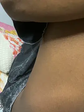 Snapshot of _yisela_ chatting on October 17, 2025, 2:15 am  yisela  online show from October 17, 2025, 2:15 am