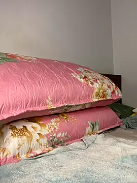 Snapshot of _yisela_ chatting on September 10, 2025, 1:04 am  yisela  online show from September 10, 2025, 1:04 am