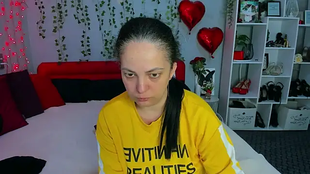 DarlingMilf online show from April 13, 2026, 6:23 pm