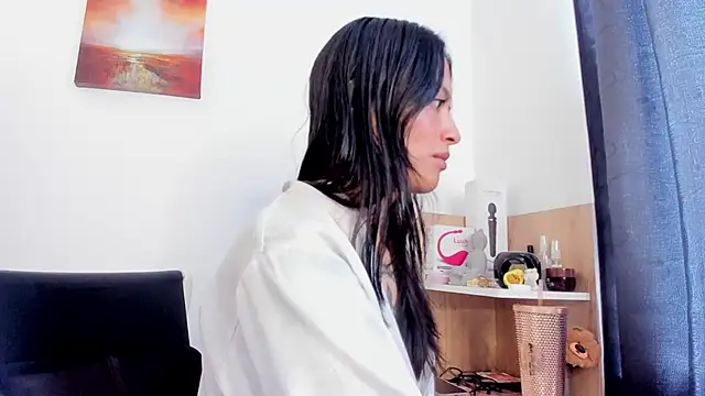 nia  white online show from October 10, 2025, 5:47 pm