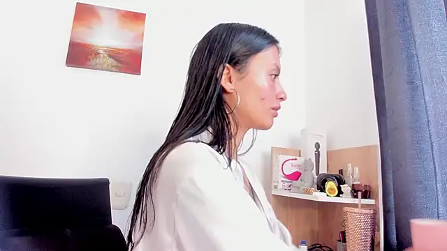 nia  white online show from November 3, 2025, 5:05 pm