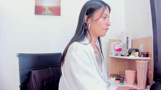 nia  white online show from December 17, 2025, 6:35 pm